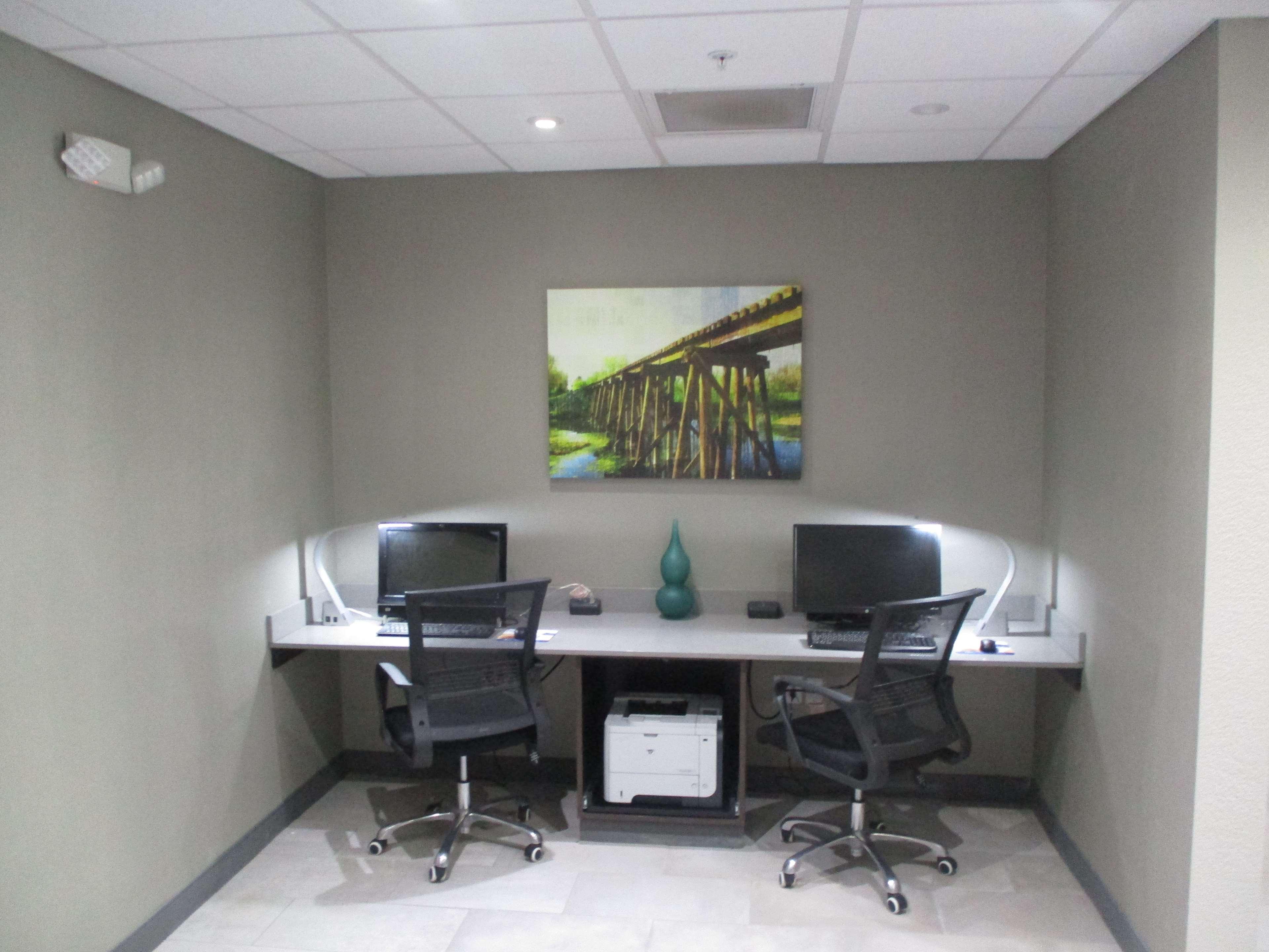 Best Western Plus Mcpherson المظهر الخارجي الصورة